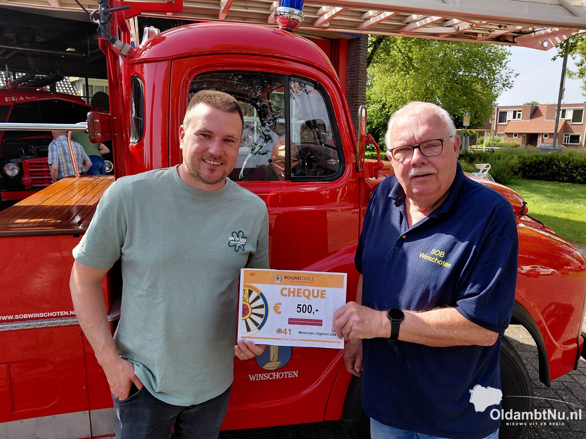 Ronde Tafel Winschoten overhandigt cheque aan Stichting Oud Brandweermateriaal Winschoten