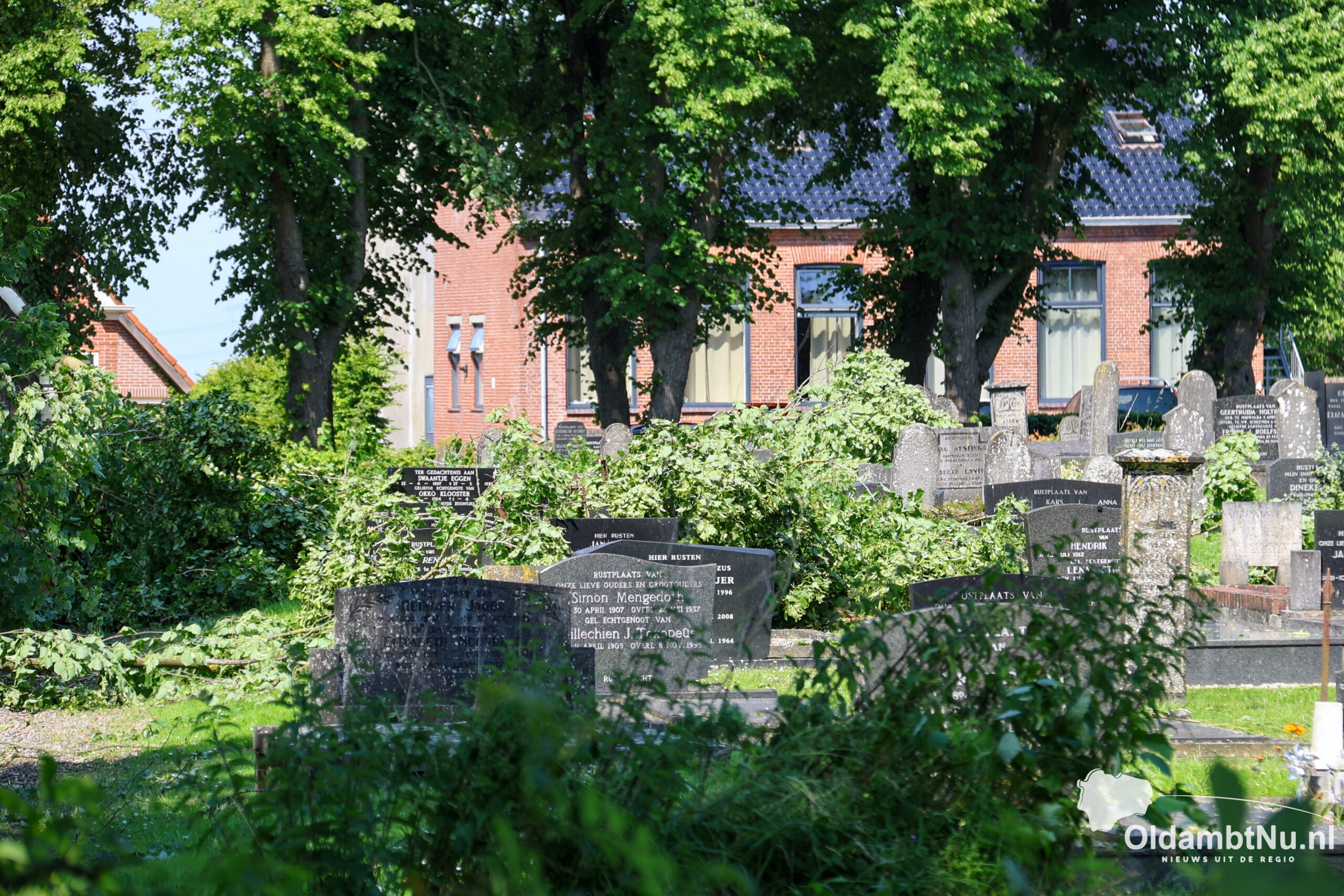 Gemeente Oldambt onderzoekt schade aan grafmonumenten na storm