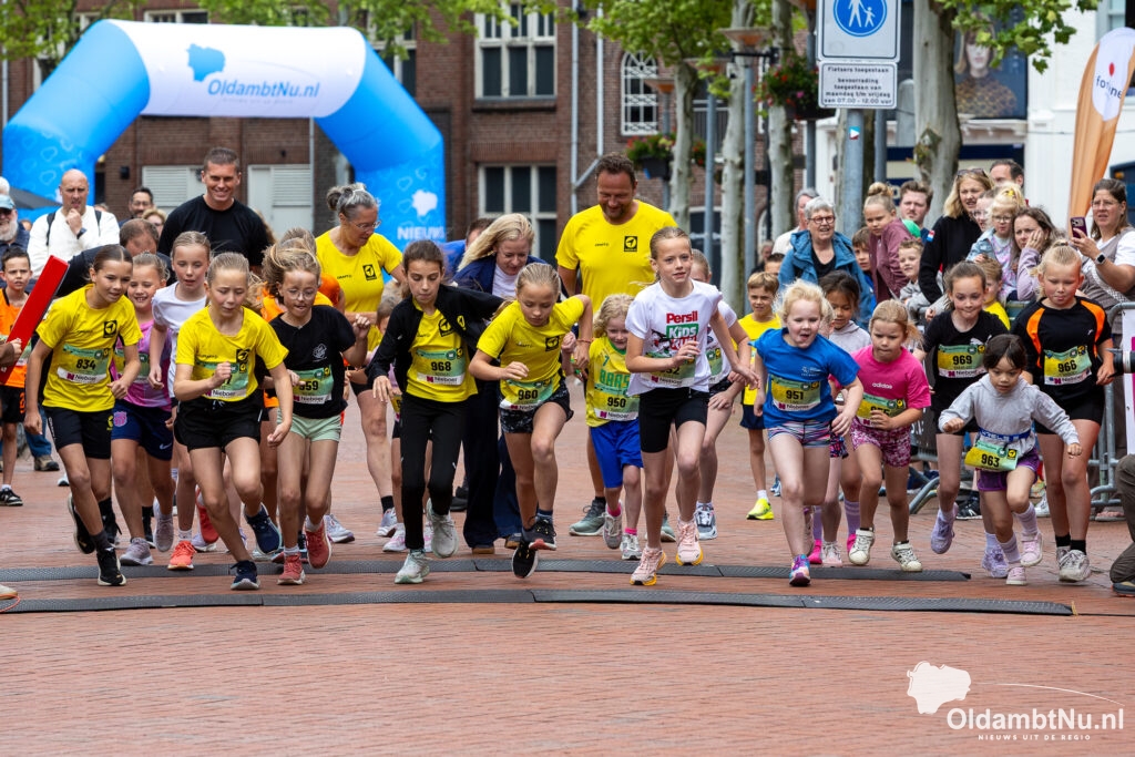 Fotoserie: Jeugd loopt zich in de kijker tijdens tweede editie van de 4 Mijl van Winschoten