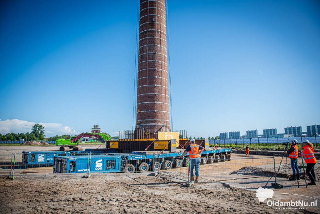 Historische schoorsteen van voormalige Philipsfabriek succesvol verplaatst in Winschoten