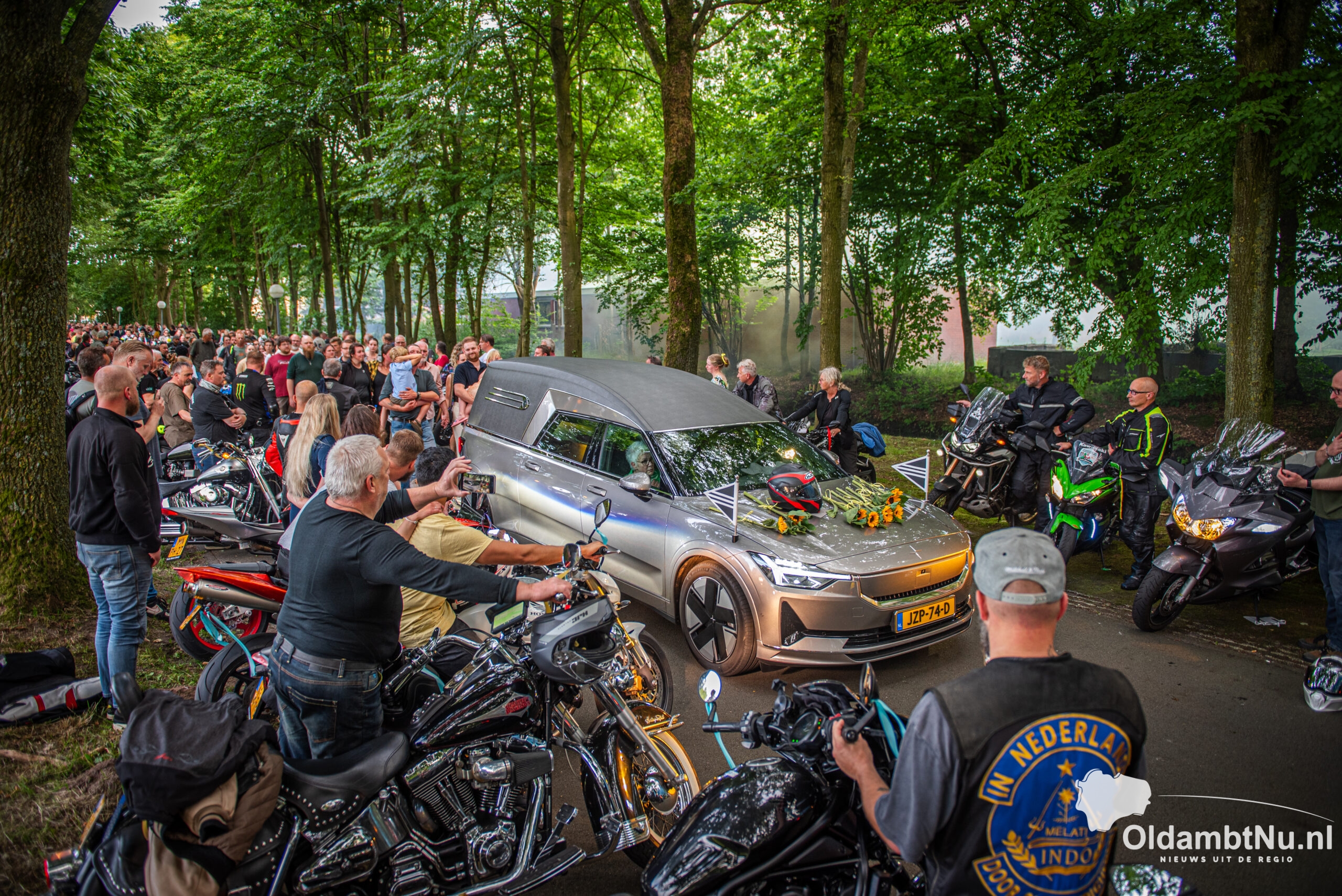 Emotioneel eerbetoon: honderden motorrijders rijden laatste rit voor Laura Prins