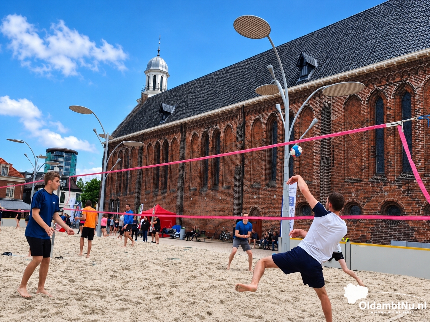 De laatste plekken voor het Beachvolleybalweekend op het Marktplein zijn beschikbaar