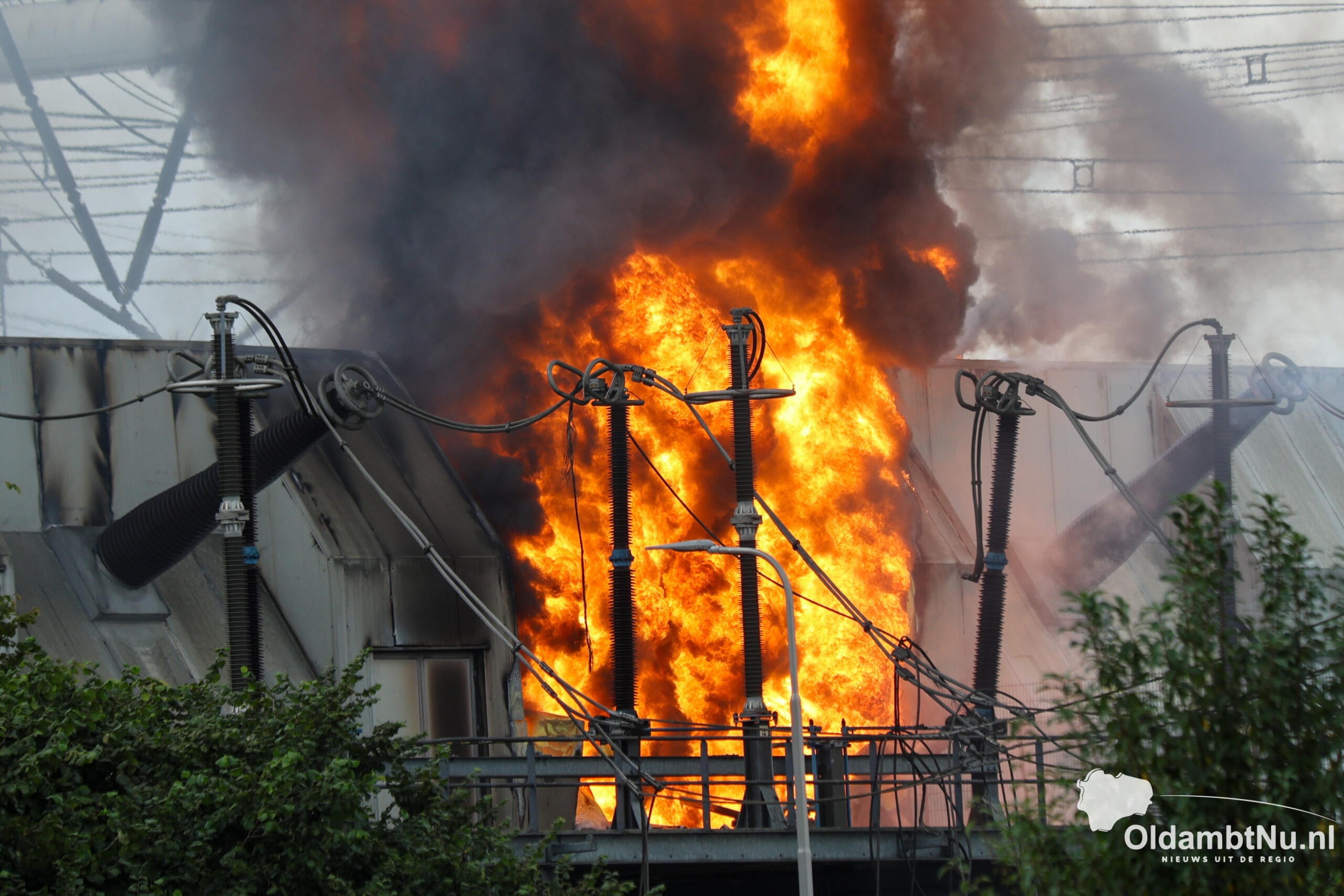 Fotoserie: Rookontwikkeling neemt toe bij grote brand hoogspanningsstation