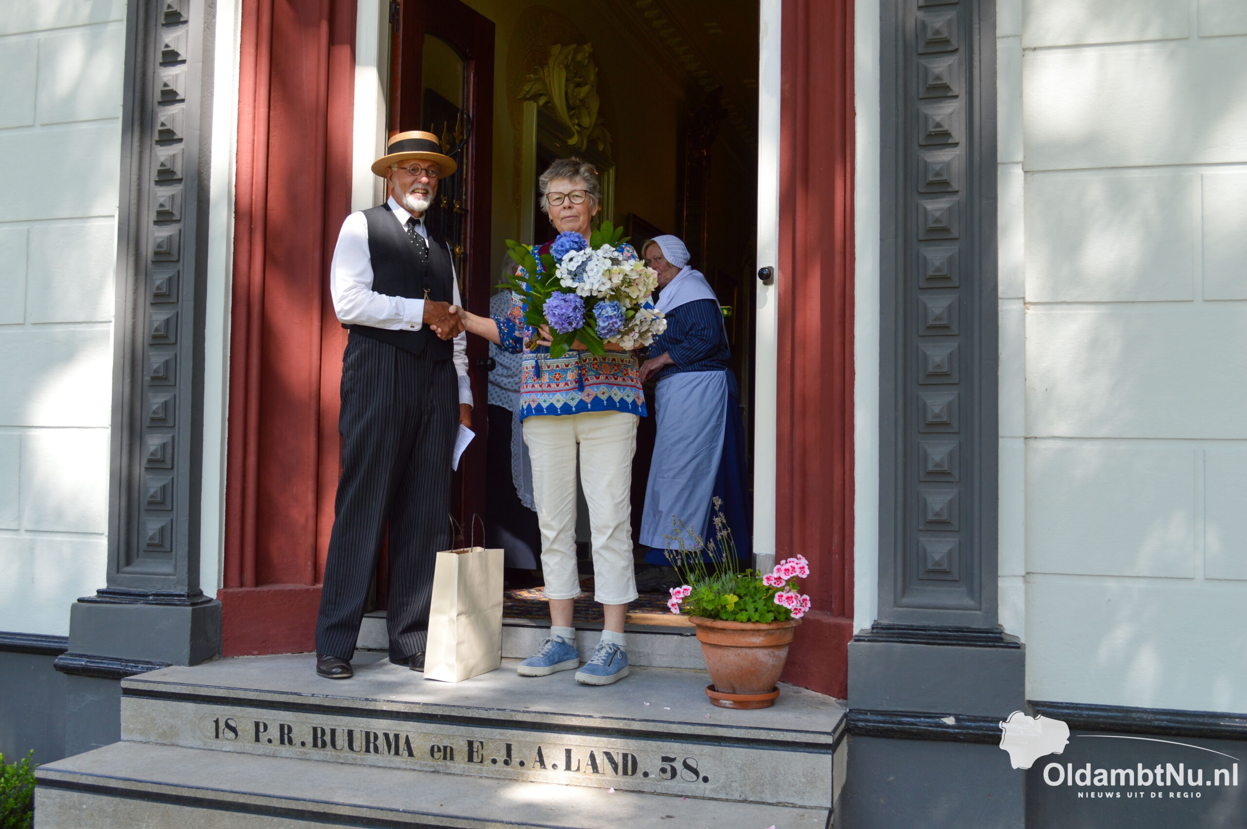 1000e bezoekster Johanna Top uit Middelstum ontvangt een boeket bloemen. | Foto: Frans de Hoog/ Oldambt Nu.nl