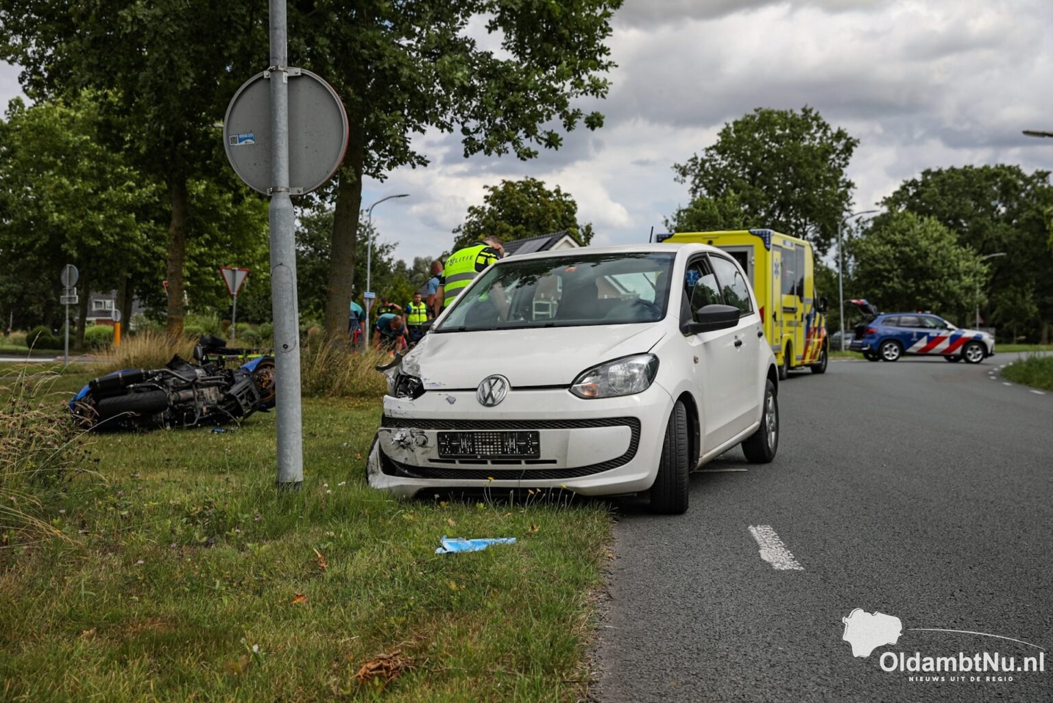 Motorrijder ernstig gewond na frontale botsing met auto in Finsterwolde