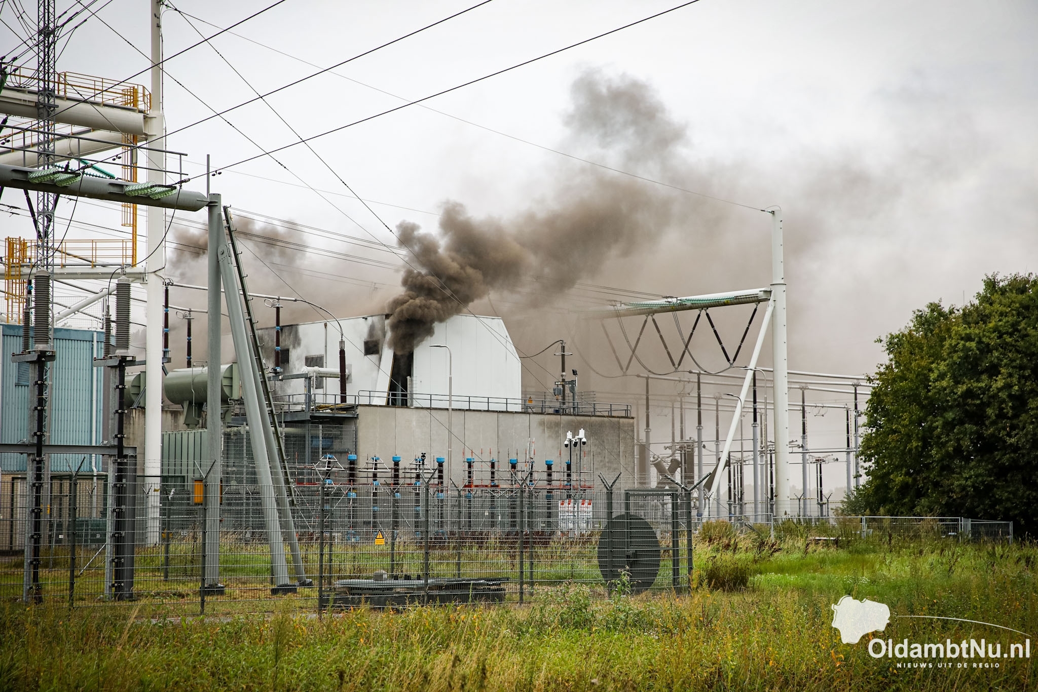 Uitslaande brand bij hoogspanningsstation Meeden