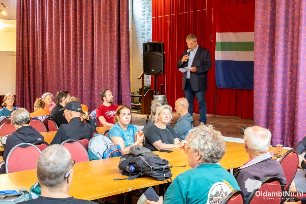 Ruim 600 wandelaars van start voor unieke tocht door de Graanrepubliek
