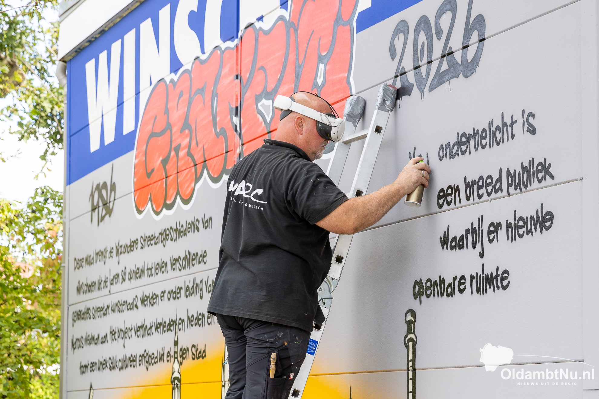 75 meter lange muur bij De Rensel verandert in kleurrijk kunstwerk