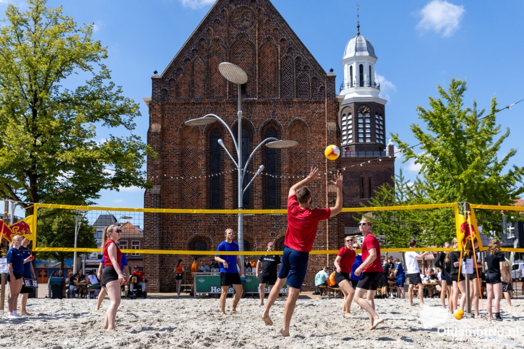 Marktplein in zomerse sferen tijdens beachvolleybaltoernooi