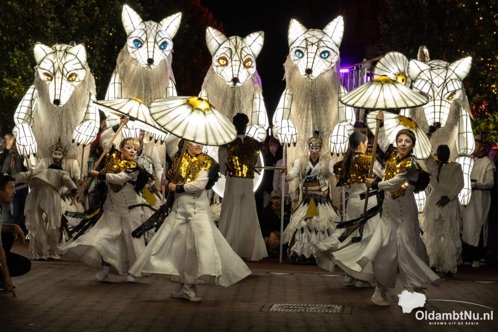 Fotoserie: Verlichte parade betovert centrum van Winschoten tijdens Waterbei
