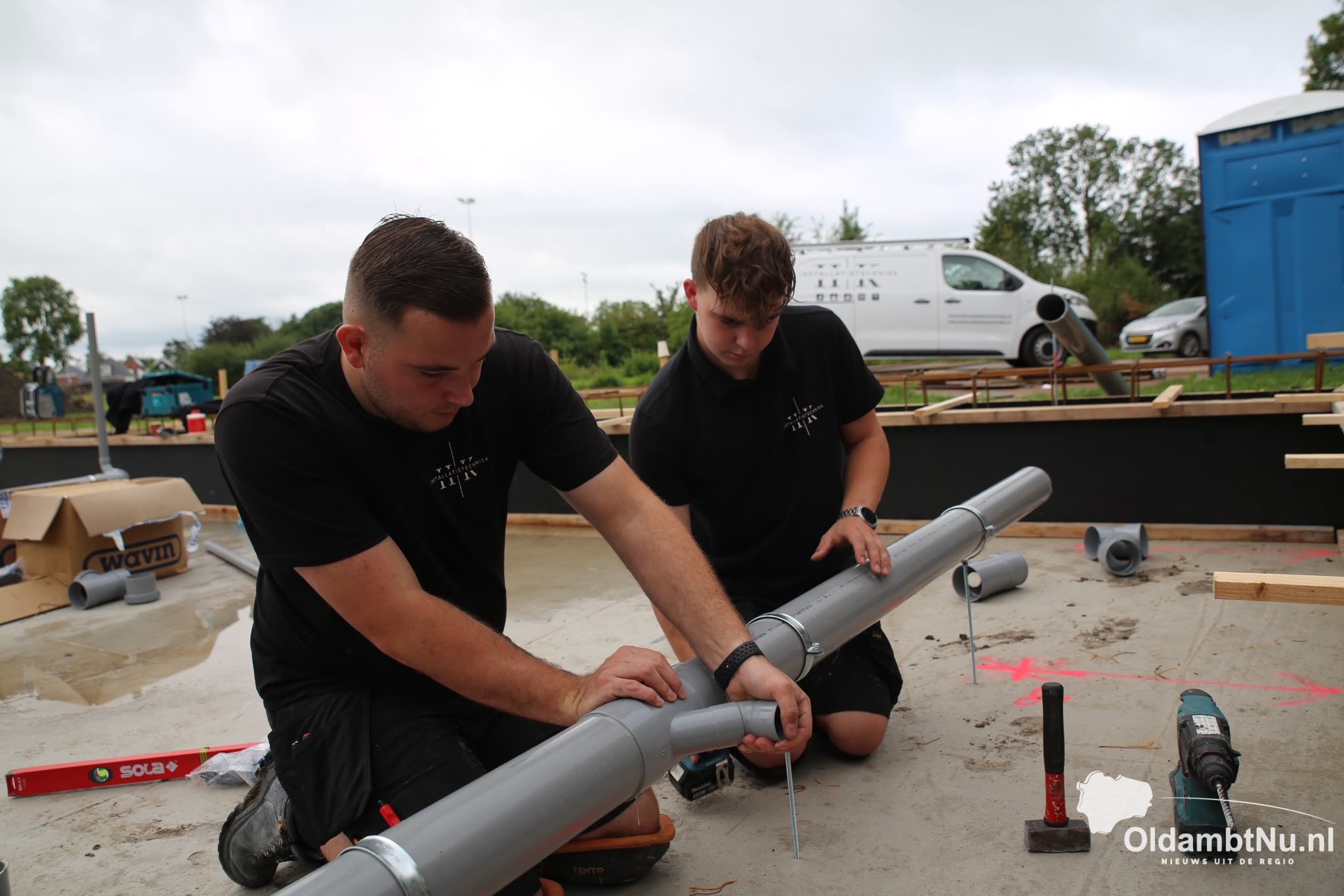 Jonge ondernemers Luca (22) en Youri (25) timmeren aan de weg met HK Installatietechniek