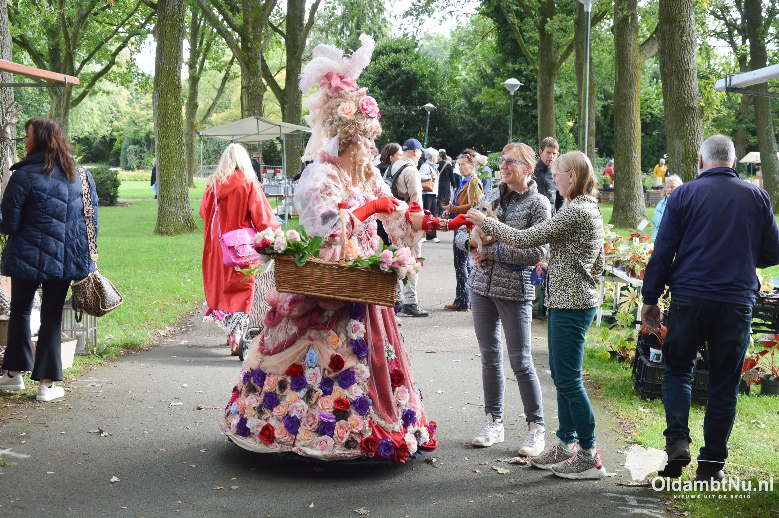 Fotoserie: Nazomermarkt brengt groen en tuininspiratie naar Rosarium Winschoten
