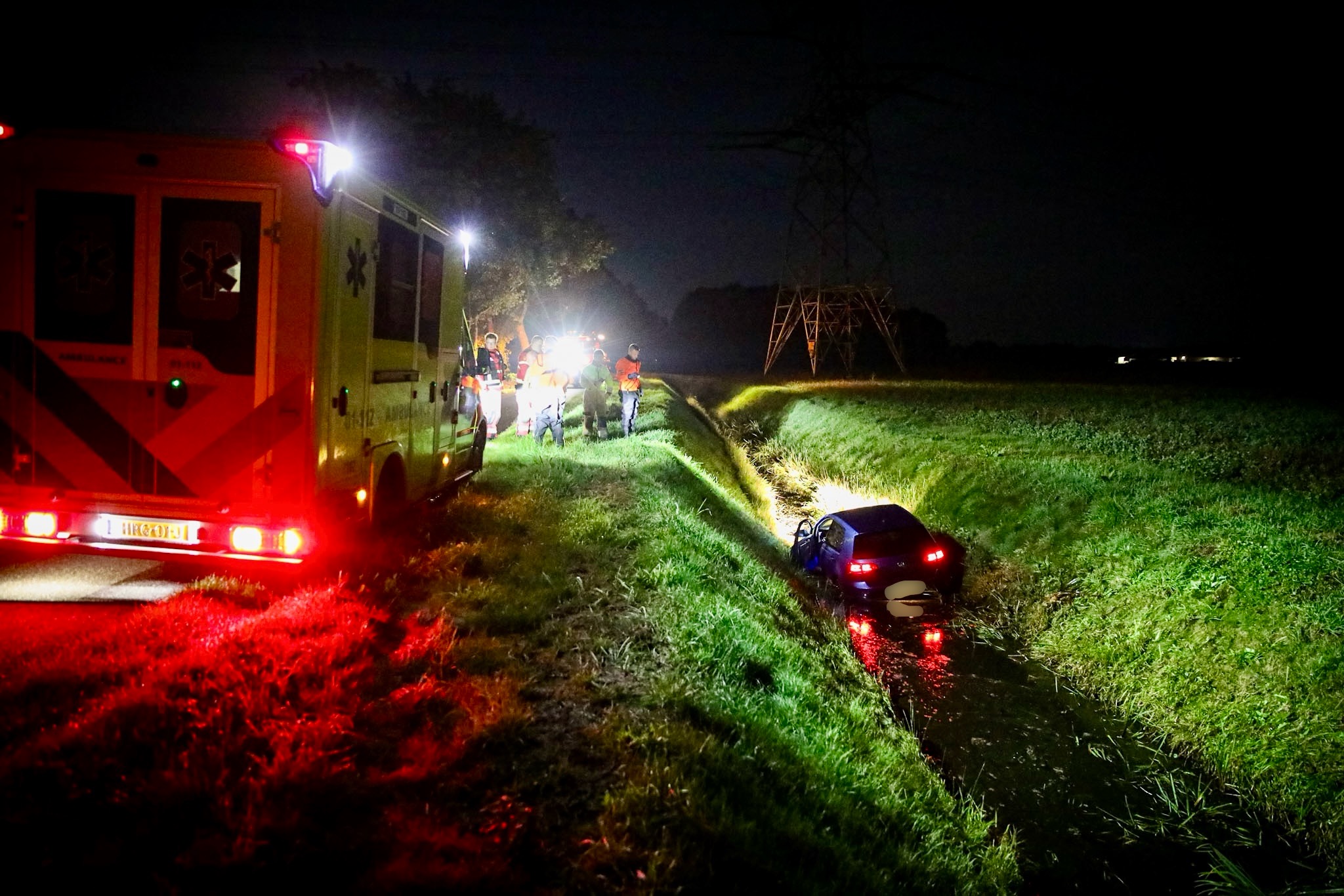 Auto belandt in sloot na eenzijdig ongeval in Winschoten