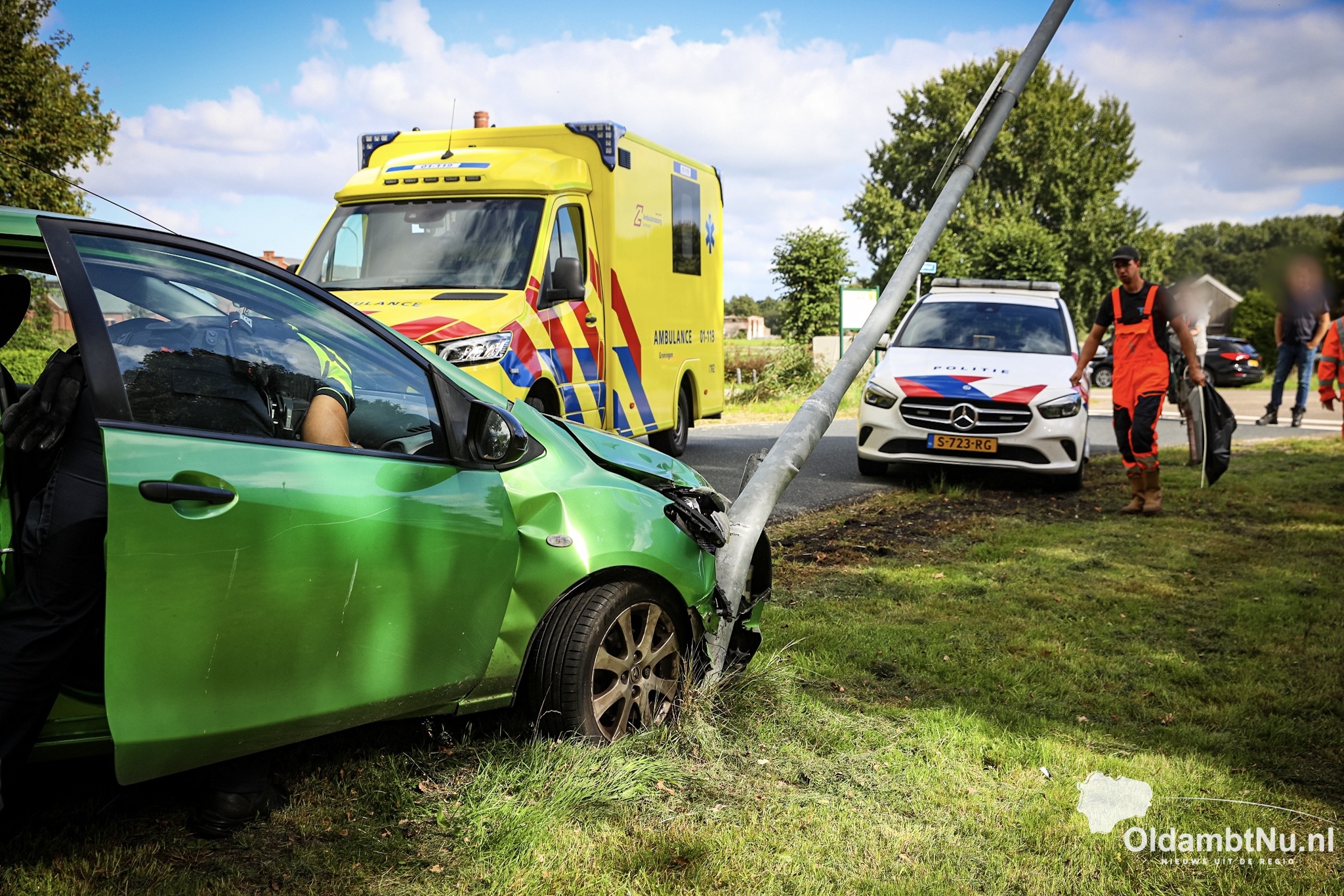 Auto botst tegen lantaarnpaal in Scheemda