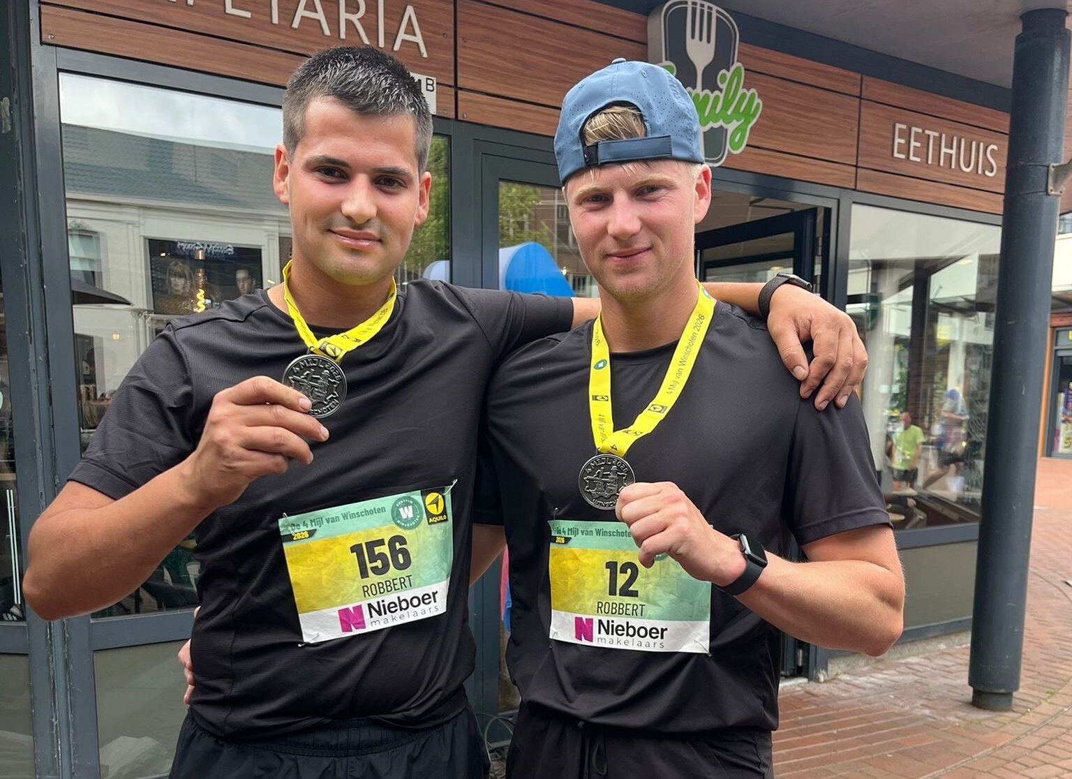 Robbert en Evert-Jan lopen tijdens de RUN 50km voor de Hartstichting