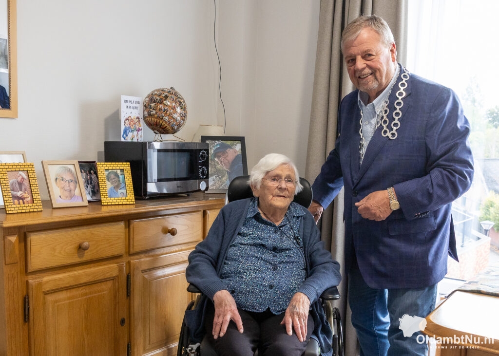 Locoburgemeester feliciteert mevrouw Garst-Werkman met 103e verjaardag