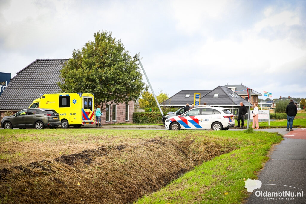 Auto botst tegen lantaarnpaal in Scheemda